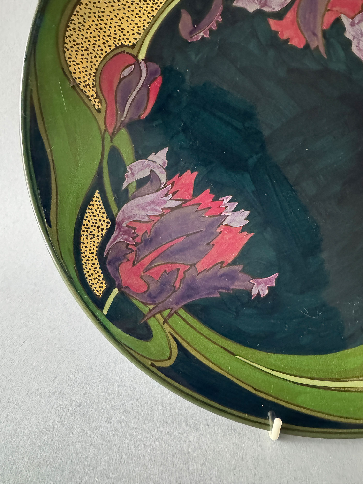 Wandbord van Gouds plateel, gemaakt door Plateelbakkerij Zuid-Holland uit Gouda in de periode 1901-1902. Model 6 van 31,7 cm beschilderd met tulpen door Willem Muller.