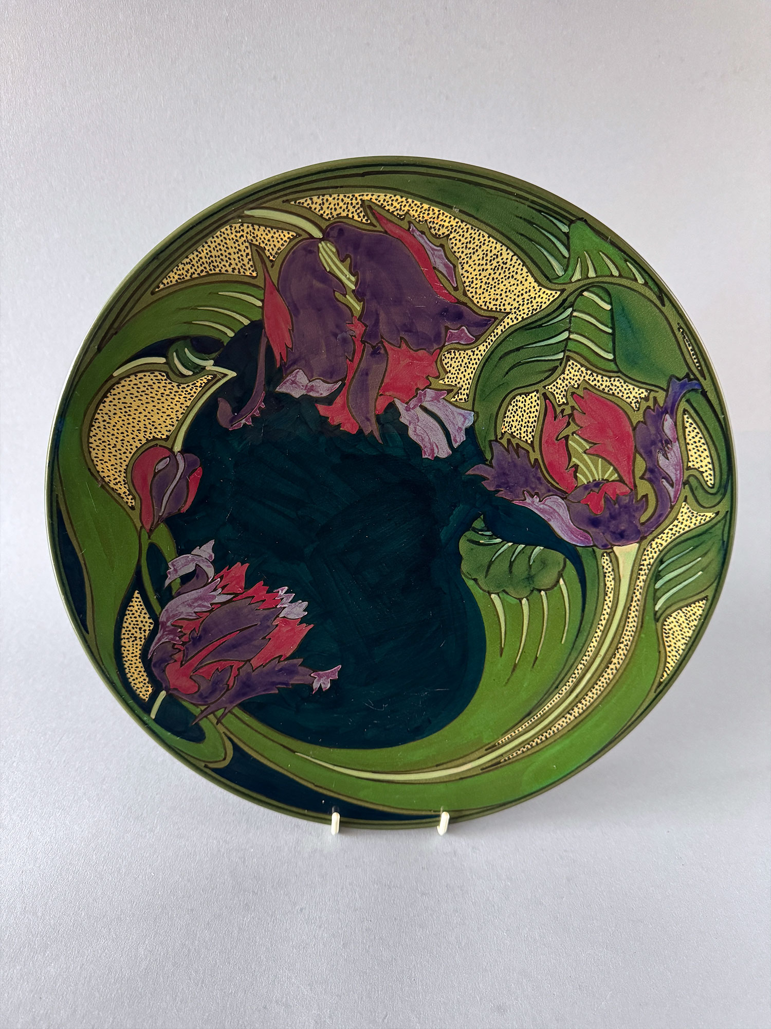 Wandbord van Gouds plateel, gemaakt door Plateelbakkerij Zuid-Holland uit Gouda in de periode 1901-1902. Model 6 van 31,7 cm beschilderd met tulpen door Willem Muller.