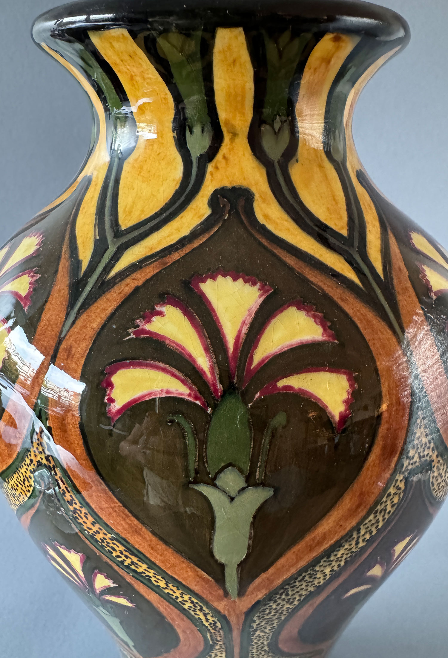 Hoge vaas van Rozenburg Den Haag uit 1897. Dit is model 179 van 40 cm hoog en 18 cm breed, beschilderd met een decor van anjers.