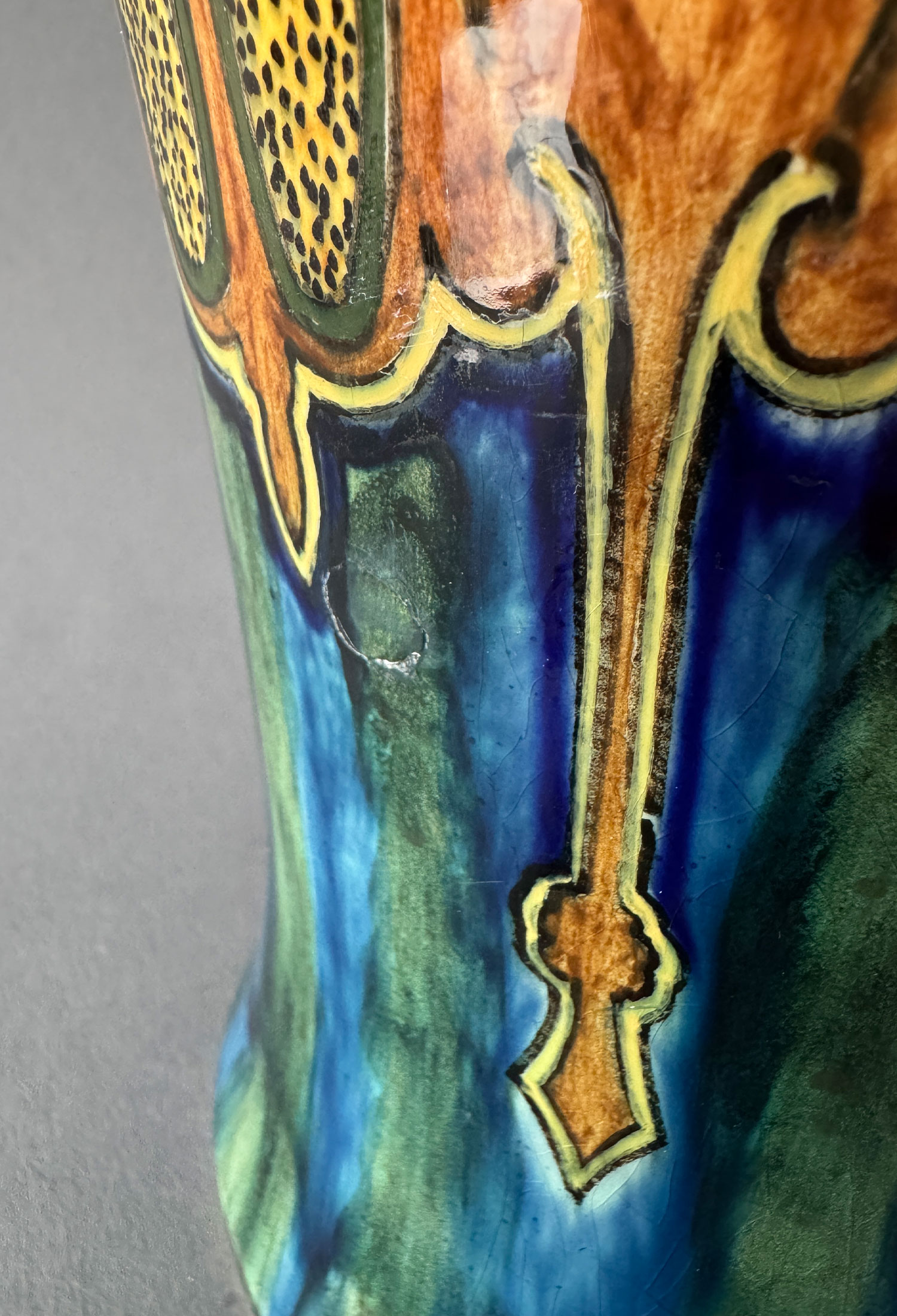 Hoge vaas van Rozenburg Den Haag uit 1897. Dit is model 179 van 40 cm hoog en 18 cm breed, beschilderd met een decor van anjers.