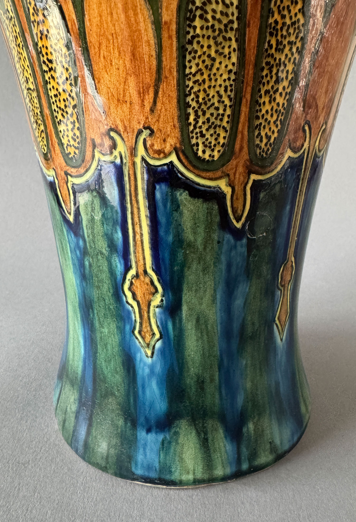 Hoge vaas van Rozenburg Den Haag uit 1897. Dit is model 179 van 40 cm hoog en 18 cm breed, beschilderd met een decor van anjers.