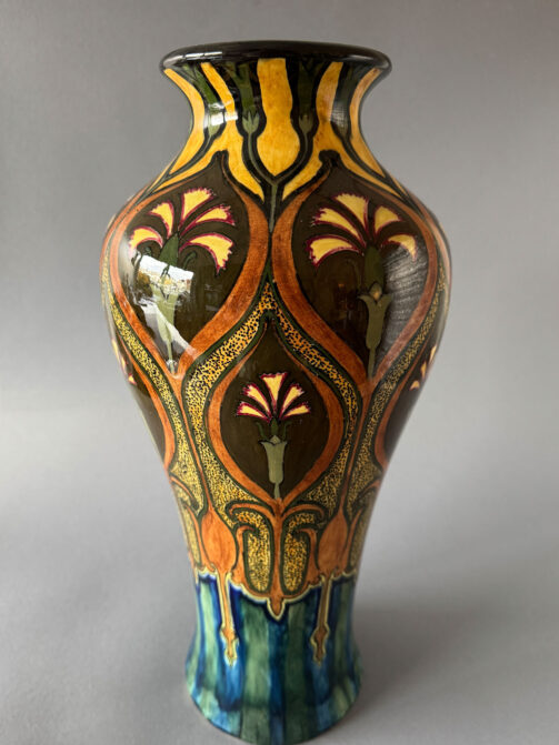 Hoge vaas van Rozenburg Den Haag uit 1897. Dit is model 179 van 40 cm hoog en 18 cm breed, beschilderd met een decor van anjers.