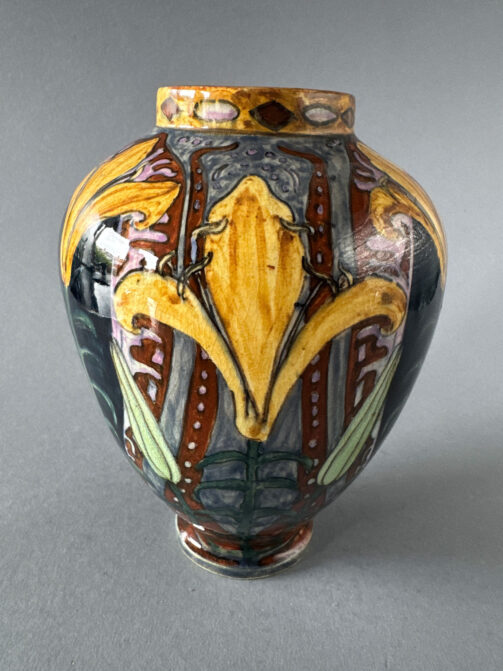 Rozenburg plateel, vaas met decor van lelies uit 1896