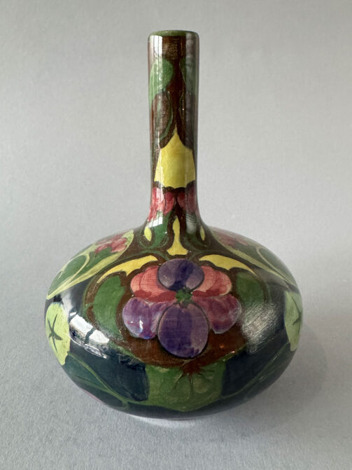 Vaas van Gouds plateel, model 157 van 17,5 cm hoog met vroeg Gouda decor, beschilderd door Piet Woerlee. Gemaakt door Plateelbakkerij Zuid-Holland in de periode 1902-1907.