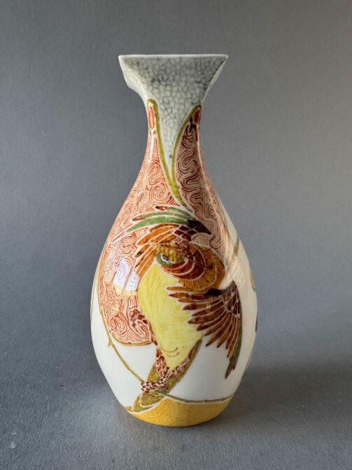 Rozenburg eierschaalporselein, vaasje model 155p van 11,3 cm hoog met decor van Aziatische fazanten of partijsen. Beschilderd in januari 1901 door J.P. Verhoog.