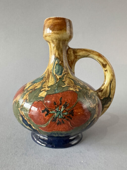 Rozenburg vaasje, model 287A van 16 cm hoog, met een oor en een decor van klaprozen. Gemaakt in oktober 1895 en beschilderd door W.F.A.. Stolle.