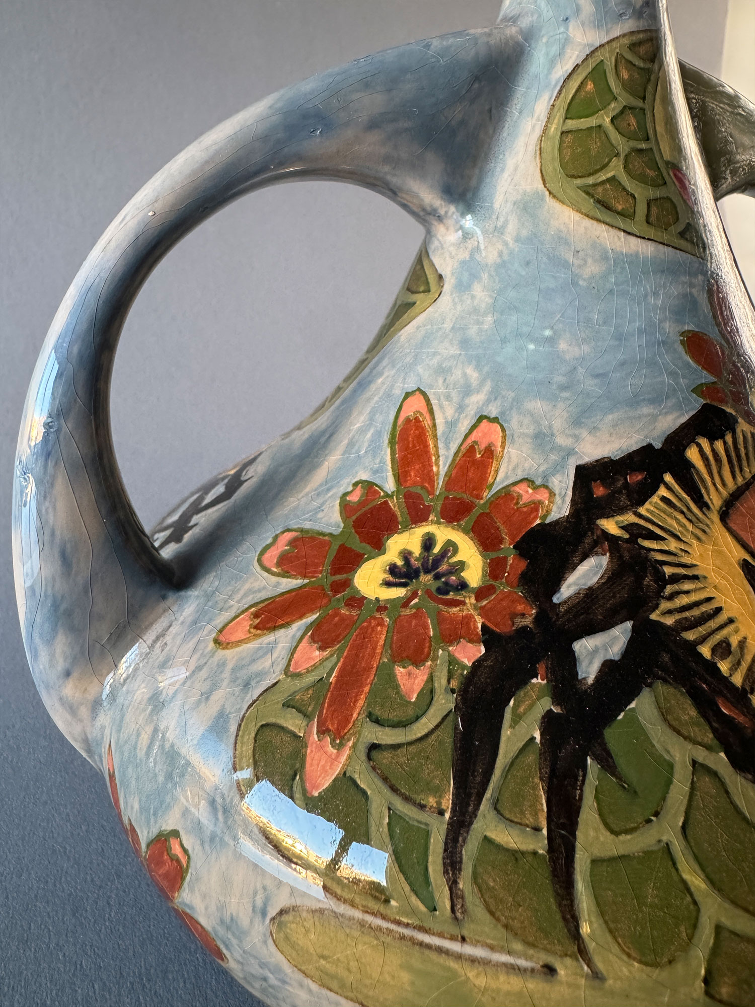 Rozenburg vaas van 27 cm hog, model 328B met een brede buik en twee oren, gedecoreerd met krabben en zee anemonen. Gemaakt in juli 190 en beschilderd door D. van Batturn.