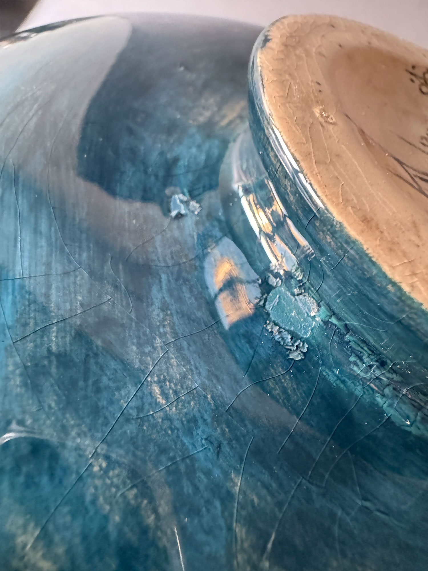 Rozenburg vaas van 27 cm hog, model 328B met een brede buik en twee oren, gedecoreerd met krabben en zee anemonen. Gemaakt in juli 190 en beschilderd door D. van Batturn.