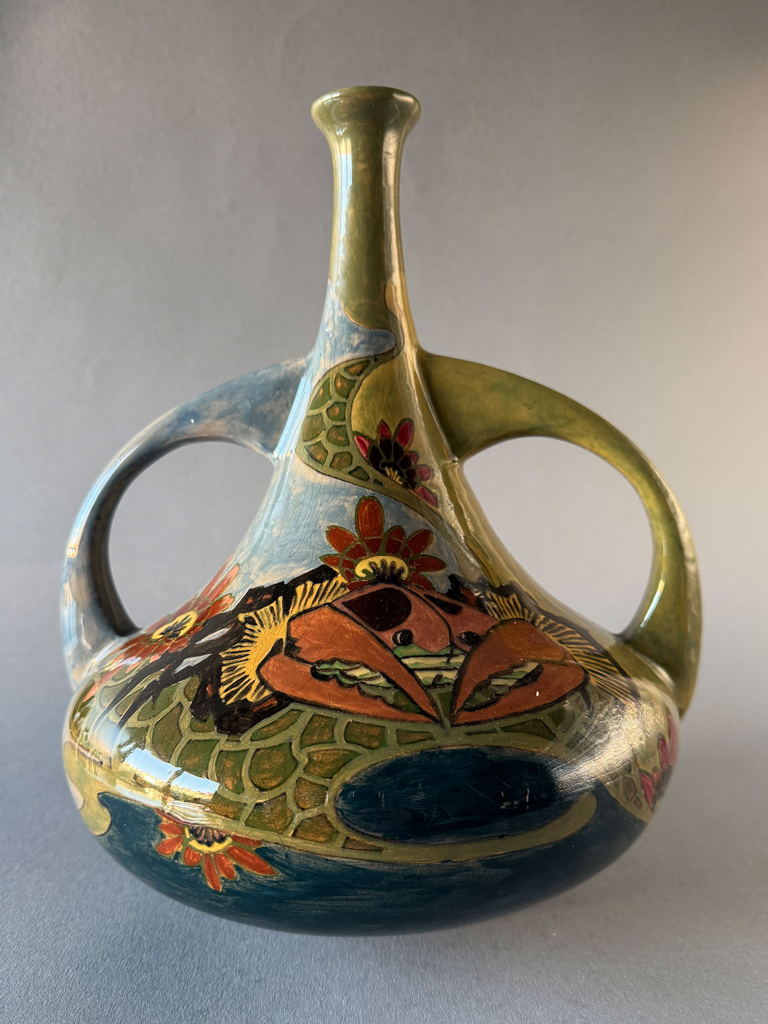 Rozenburg vaas van 27 cm hog, model 328B met een brede buik en twee oren, gedecoreerd met krabben en zee anemonen. Gemaakt in juli 190 en beschilderd door D. van Batturn.