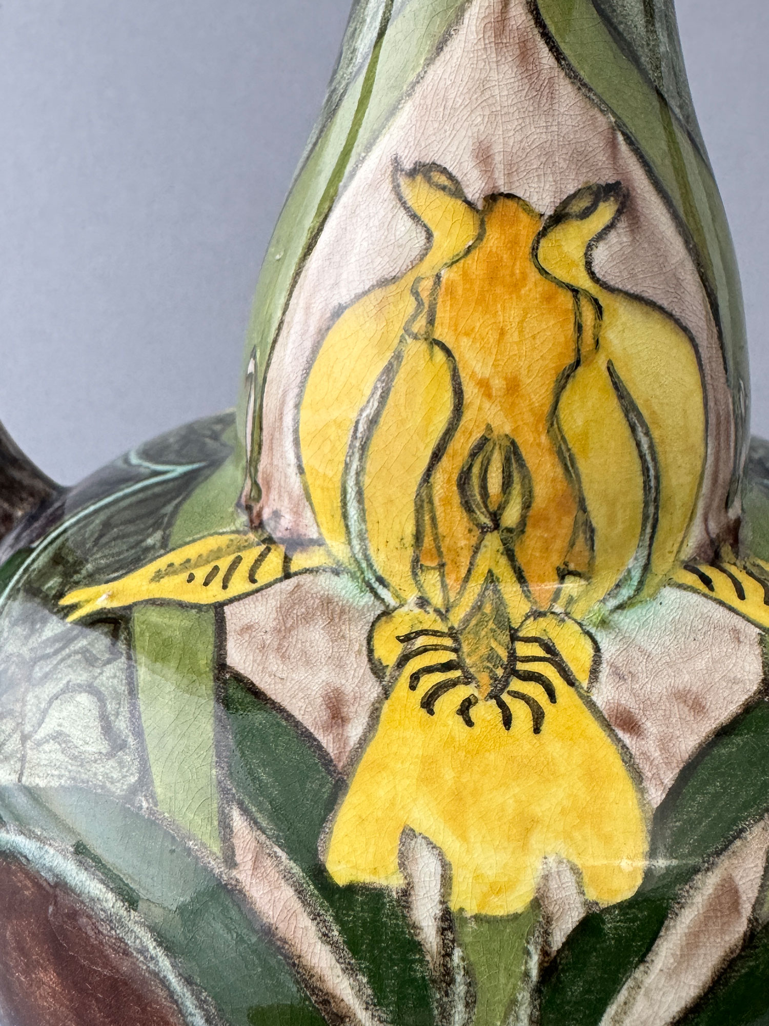 Brantjes Purmerend, vaas model 1082 met oren van 24 cm hoog en 18,5 cm breed, met een decor van gele lis.