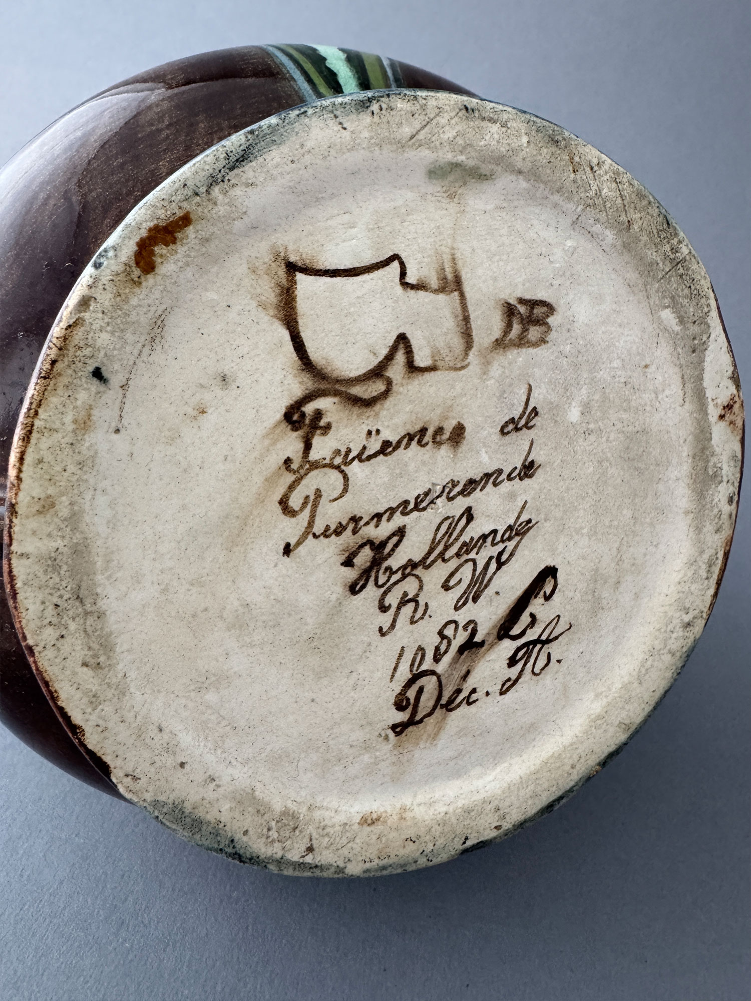 Brantjes Purmerend, vaas model 1082 met oren van 24 cm hoog en 18,5 cm breed, met een decor van gele lis.