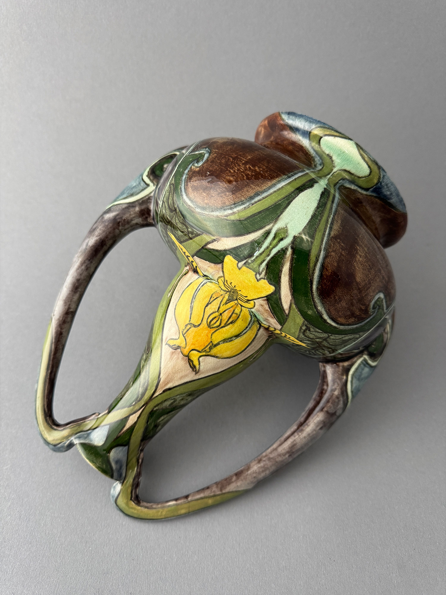 Brantjes Purmerend, vaas model 1082 met oren van 24 cm hoog en 18,5 cm breed, met een decor van gele lis.