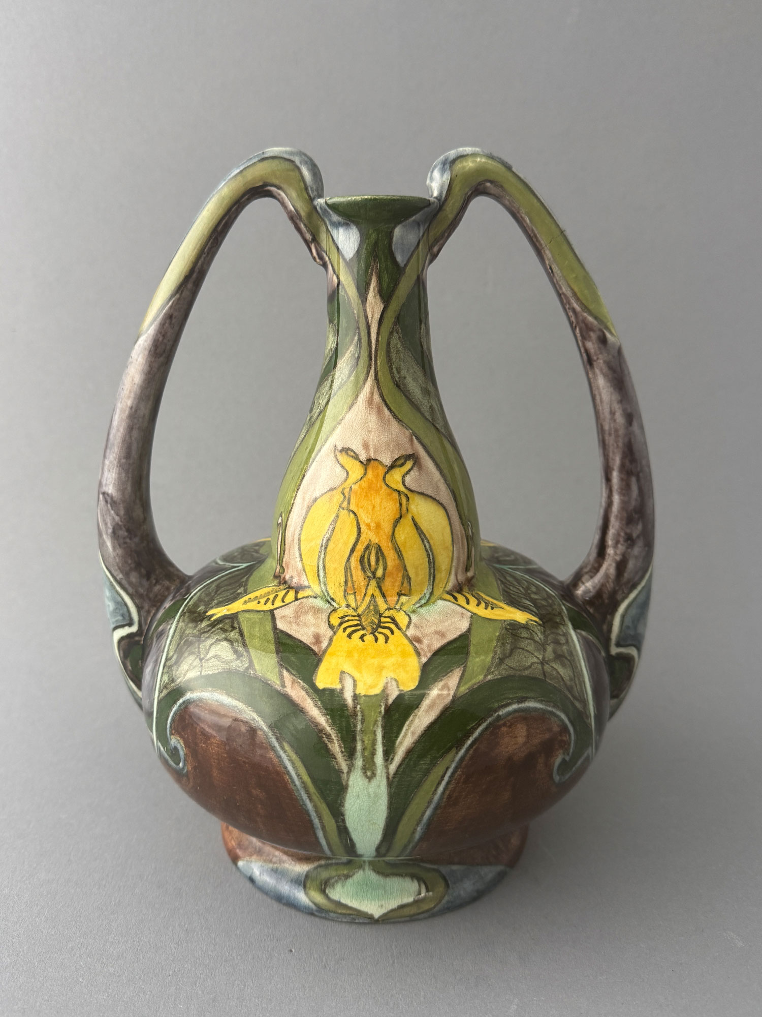 Brantjes Purmerend, vaas model 1082 met oren van 24 cm hoog en 18,5 cm breed, met een decor van gele lis.