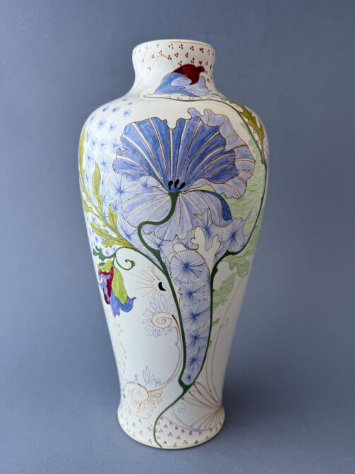 Vaas van Plateelbakkerij Zuid-Holland uit Gouda, model 304 van ruim 30 cm hoog, beschilderd met een NP- of kantjes decor met paarse bloemen, gemaakt tussen 1908 en 1914.