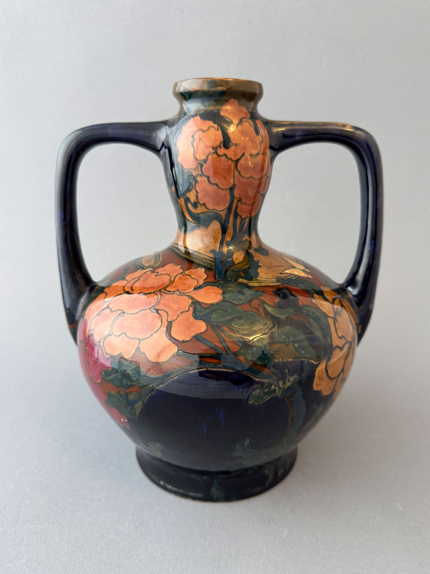 Rozenburg Den Haag, vaas, model 421 van 24 cm hoog, gemaakt in 1898 en beschilderd door P. Diepersloot.