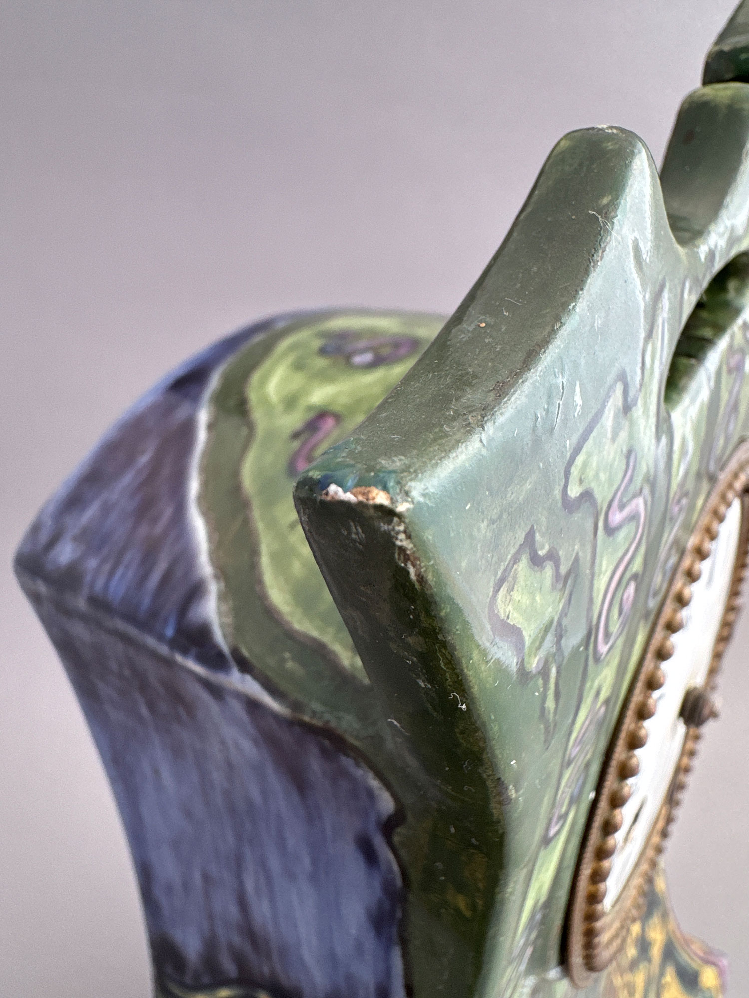 Klok van Distel Amsterdam uit 1899 met decor van zeepraadjes. Dit is model 43 van 30,5 cm hoog.