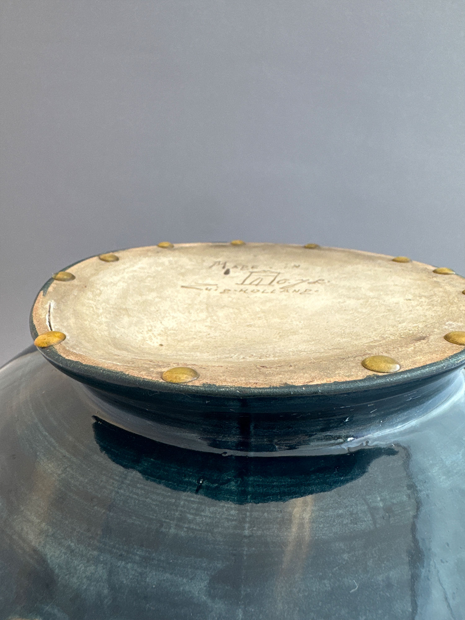 Gouda plateel, vaas model 166 van 25,5 cm breed en 22 cm hoog, met decor van tulpen, beschilder door Chris Lanooy in de periode 1900-1902.