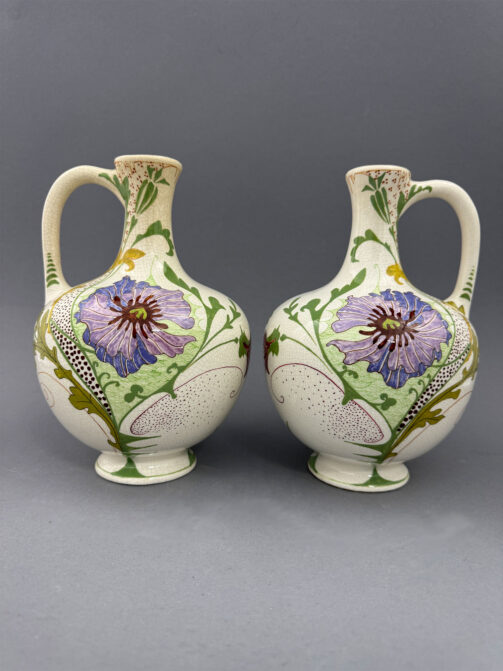 Paar kannen van Gouds plateel, model 31, met een NP-decor met blauwe bloem, gemaakt in de periode 1907-1909.