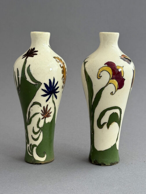 Rozenburg Den Haag, paar miniatuur vaasjes, model 230, met floraal decor, geschilderd in 1893 door Johannes Hartgring.