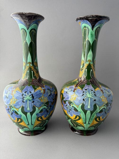 Paar grote vazen van Brantjes Purmerend, model 503 van 40 cm hoog, beschilderd met decor 'A', met blauwe bloemen op een gele achtergrond.