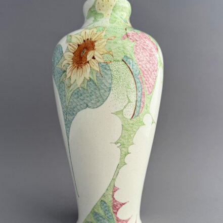 Vaas van Gouds Plateel, model 304 van 30 cm hoog uit de periode 1903-1905, beschilderd met een P-decor met zonnebloemen.