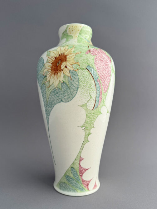 Vaas van Gouds Plateel, model 304 van 30 cm hoog uit de periode 1903-1905, beschilderd met een P-decor met zonnebloemen.