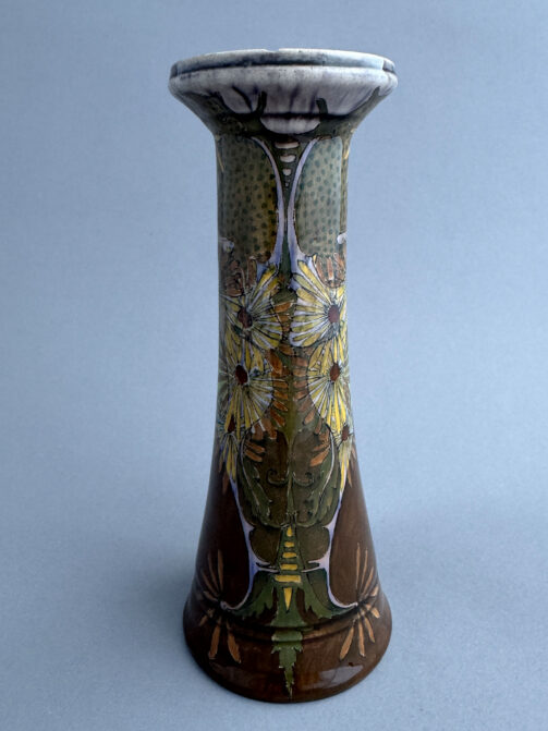 Rozenburg vaas, gemaakt in 1898, model 419, beschilderd met floraal decor met gele bloemen door Verbeek-Wolthuis.