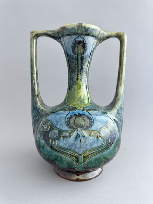 Rozenburg Den Haag, vaas met twee oren, model 430 van 31,5 cm hoog, met decor van papaverbollen in groen en blauw, beschilderd door W.F. Haas in 1897.