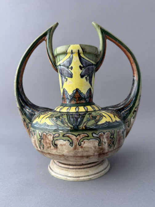 Brantjes Purmerend, vaas model 1058 met twee punt oren en een floraal decor (A) uit 1897.