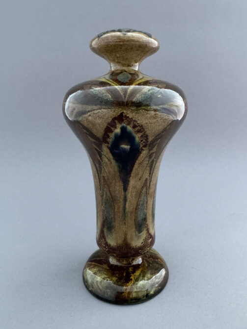 Vas van De Distel Amsterdam, model 115 van 24 cm hoog, met abstract decor in donkere kleuren, geschilderd door Dirk Straus in 1900-1903.