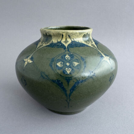 Plateel van De Distel Amsterdam, vaas model 187 van 14,5 cm hoog en 20 cm breed in donkergroen, ontworpen door Bert Nienhuis in de periode 1904-1910.