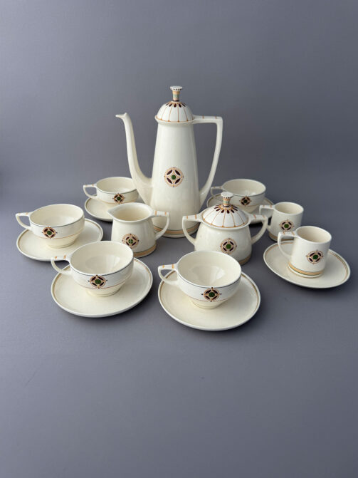 Mokka en koffieservies van Chris van der Hoef, gemaakt door Amphora uit Oegstgeest in 1909.