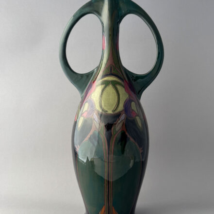 kapitale vaas van Plateelbakkerij zuid-Holland, model 5002 van 53 cm hoog, beschilderd met een floraal decor met irissen door Michel van der Heidt.