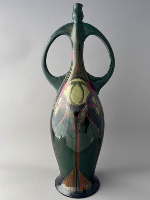 kapitale vaas van Plateelbakkerij zuid-Holland, model 5002 van 53 cm hoog, beschilderd met een floraal decor met irissen door Michel van der Heidt.