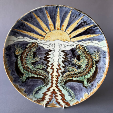 Wandbord van Rozenburg Den Haag, doorsnede 28 cm, met een decor van hagedissen, beschilderd door Louis Lacomblé in december 1895.