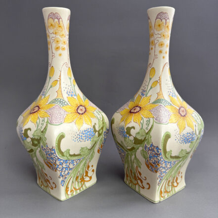 Paar vazen van Ivora Gouda, model 206 van 31,5 cm hoog, beschilderd met een floraal 'kantjes' decor, circa 1920.