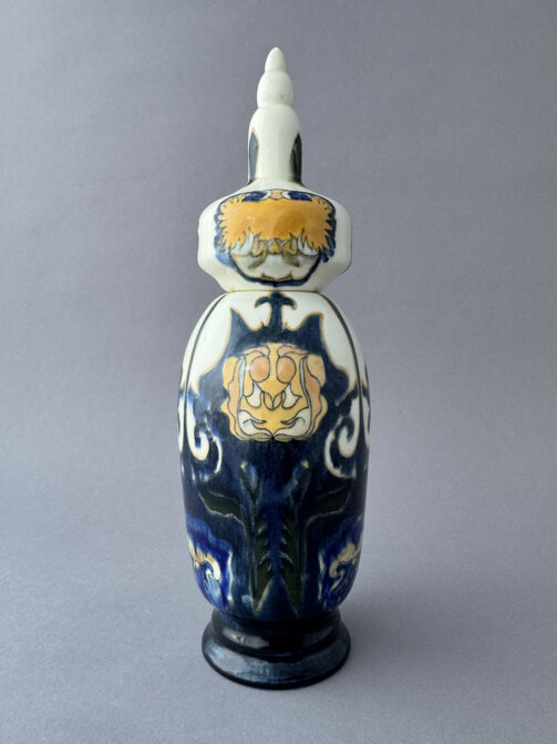 Rozenburg tulband pul, model 25, ontworpen door Theo Colenbrander en voorzien van decor Pensees, gemaakt in 1888.