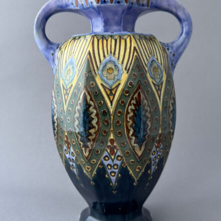 Vaas van plateel, model 356 van Rozenburg Den Haag met een achtkantig model en een decor van geometrische figuren in blauw, groen en geel. Gemaakt in oktober 1896 en beschilderd door J Salm.