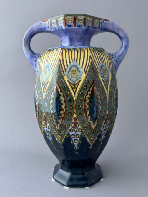 Vaas van plateel, model 356 van Rozenburg Den Haag met een achtkantig model en een decor van geometrische figuren in blauw, groen en geel. Gemaakt in oktober 1896 en beschilderd door J Salm.