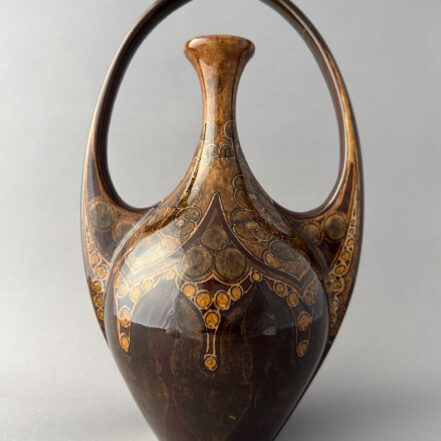 Vaas van Rozenburg Den Haag, model 338 van 34 cm hoog met een groot hengsel, beschilderd met bruine cirkels en bloemen, uit 1898.