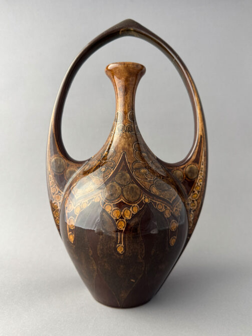 Vaas van Rozenburg Den Haag, model 338 van 34 cm hoog met een groot hengsel, beschilderd met bruine cirkels en bloemen, uit 1898.
