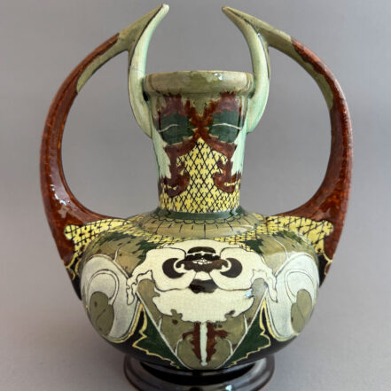 Vaas van de Firma Weduwe Brantjes uit Purmerend, periode 1895-1904, model 1058 met puntoren van 25 cm hoog.