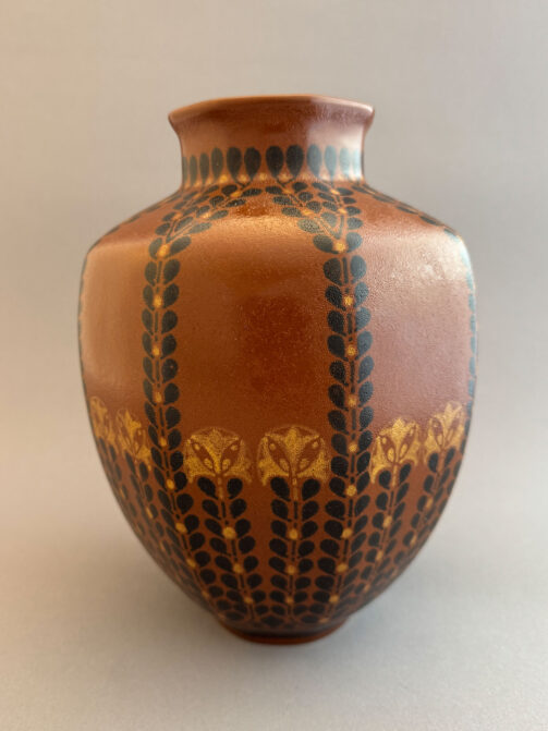 Vaas model 269 van Distel Amsterdam, met decor van gestilleerde takken in zwart en oker op een bruine achtergrond. Ontworpen door Bert Nienhuis, omstreeks 1905.
